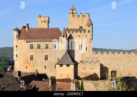 Das Château Fort de Beynac, das auf seiner Klippe thront, dominiert das Tal der Dordogne. Mittelalter, Geschichte, Architektur und Tourismus. Beynac-et- Stockfoto