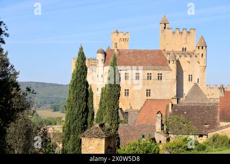 Das Château Fort de Beynac, das auf seiner Klippe thront, dominiert das Tal der Dordogne. Mittelalter, Geschichte, Architektur und Tourismus. Beynac-et- Stockfoto