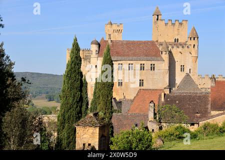 Das Château Fort de Beynac, das auf seiner Klippe thront, dominiert das Tal der Dordogne. Mittelalter, Geschichte, Architektur und Tourismus. Beynac-et- Stockfoto