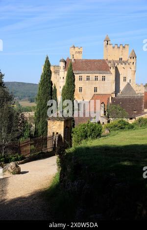 Das Château Fort de Beynac, das auf seiner Klippe thront, dominiert das Tal der Dordogne. Mittelalter, Geschichte, Architektur und Tourismus. Beynac-et- Stockfoto