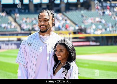 Simone Biles (rechts) und NFL Chicago Bears Football Safety Jonathan Owens (links) besuchen das Spiel Cincinnati Reds vs. Chicago White Sox im garantierten Rate Field in Chicago. Simone Biles ist eine amerikanische Kunstturnerin und die am meisten dekorierte amerikanische Turnerin in der Geschichte, die als eine der größten Turnerinnen aller Zeiten gilt. Biles' sieben olympische Turnen-Medaillen sind die neuntbeste aller Zeiten und werden von einem US-Turner am meisten mit Shannon Miller in Verbindung gebracht. Jonathan Owens ist ein US-amerikanischer Sicherheitsdienst für die Chicago Bears aus der National Football League und spielte College Football in Missouri Stockfoto