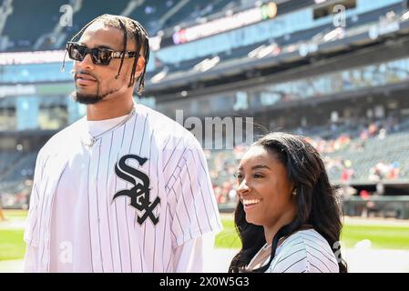 Simone Biles (rechts) und NFL Chicago Bears Football Safety Jonathan Owens (links) besuchen das Spiel Cincinnati Reds vs. Chicago White Sox im garantierten Rate Field in Chicago. Simone Biles ist eine amerikanische Kunstturnerin und die am meisten dekorierte amerikanische Turnerin in der Geschichte, die als eine der größten Turnerinnen aller Zeiten gilt. Biles' sieben olympische Turnen-Medaillen sind die neuntbeste aller Zeiten und werden von einem US-Turner am meisten mit Shannon Miller in Verbindung gebracht. Jonathan Owens ist ein US-amerikanischer Sicherheitsdienst für die Chicago Bears aus der National Football League und spielte College Football in Missouri Stockfoto