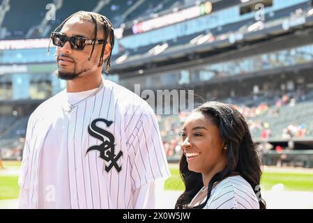 Simone Biles (rechts) und NFL Chicago Bears Football Safety Jonathan Owens (links) besuchen das Spiel Cincinnati Reds vs. Chicago White Sox im garantierten Rate Field in Chicago. Simone Biles ist eine amerikanische Kunstturnerin und die am meisten dekorierte amerikanische Turnerin in der Geschichte, die als eine der größten Turnerinnen aller Zeiten gilt. Biles' sieben olympische Turnen-Medaillen sind die neuntbeste aller Zeiten und werden von einem US-Turner am meisten mit Shannon Miller in Verbindung gebracht. Jonathan Owens ist ein US-amerikanischer Sicherheitsdienst für die Chicago Bears aus der National Football League und spielte College Football in Missouri Stockfoto