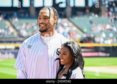 Simone Biles (rechts) und NFL Chicago Bears Football Safety Jonathan Owens (links) besuchen das Spiel Cincinnati Reds vs. Chicago White Sox im garantierten Rate Field in Chicago. Simone Biles ist eine amerikanische Kunstturnerin und die am meisten dekorierte amerikanische Turnerin in der Geschichte, die als eine der größten Turnerinnen aller Zeiten gilt. Biles' sieben olympische Turnen-Medaillen sind die neuntbeste aller Zeiten und werden von einem US-Turner am meisten mit Shannon Miller in Verbindung gebracht. Jonathan Owens ist ein US-amerikanischer Sicherheitsdienst für die Chicago Bears aus der National Football League und spielte College Football in Missouri Stockfoto