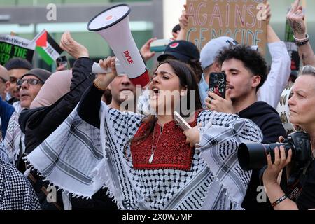 London, UK, 13. April 2024. Tausende palästinensischer Unterstützer marschierten vom Russel-Platz zum Parlamentsplatz, wo sie hier an einer israelischen Gegendemonstration vorbeikommen. Die Demonstranten fordern einen dauerhaften Waffenstillstand und fordern, dass die britische Regierung aufhört, Israel zu bewaffnen. Quelle: Eleventh Photography/Alamy Live News Stockfoto