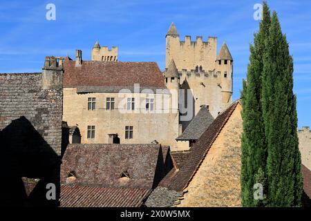 Das Château Fort de Beynac, das auf seiner Klippe thront, dominiert das Tal der Dordogne. Mittelalter, Geschichte, Architektur und Tourismus. Beynac-et- Stockfoto