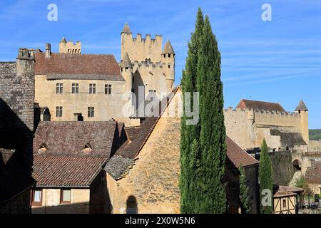 Das Château Fort de Beynac, das auf seiner Klippe thront, dominiert das Tal der Dordogne. Mittelalter, Geschichte, Architektur und Tourismus. Beynac-et- Stockfoto