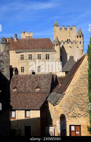 Das Château Fort de Beynac, das auf seiner Klippe thront, dominiert das Tal der Dordogne. Mittelalter, Geschichte, Architektur und Tourismus. Beynac-et- Stockfoto