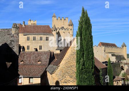 Das Château Fort de Beynac, das auf seiner Klippe thront, dominiert das Tal der Dordogne. Mittelalter, Geschichte, Architektur und Tourismus. Beynac-et- Stockfoto