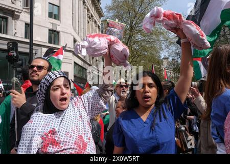 London, UK, 13. April 2024. Tausende palästinensischer Unterstützer marschierten vom Russel-Platz zum Parlamentsplatz, wo sie hier an einer israelischen Gegendemonstration vorbeikommen. Die Demonstranten fordern einen dauerhaften Waffenstillstand und fordern, dass die britische Regierung aufhört, Israel zu bewaffnen. Quelle: Eleventh Photography/Alamy Live News Stockfoto