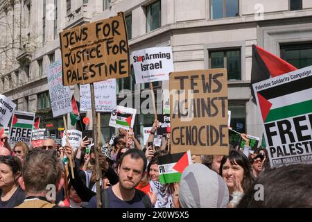 London, UK, 13. April 2024. Eine jüdische Gruppe, die Palästinenser unterstützt, steht einer israelischen Gegendemonstration gegenüber. Tausende palästinensischer Unterstützer marschierten vom Russel-Platz zum Parlamentsplatz, wo sie hier an einer israelischen Gegendemonstration vorbeikommen. Die Demonstranten fordern einen dauerhaften Waffenstillstand und fordern, dass die britische Regierung aufhört, Israel zu bewaffnen. Quelle: Eleventh Photography/Alamy Live News Stockfoto