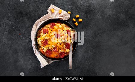 Trendiges Hybrid-Essen. Mac und Käse Pizza auf dunklem Hintergrund. Draufsicht, Kopierraum Stockfoto