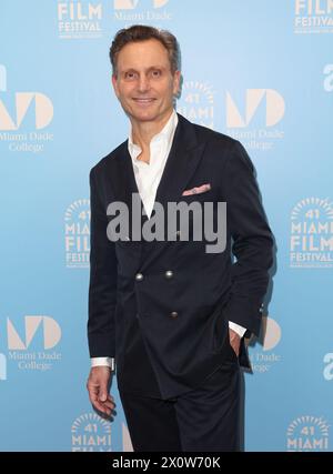 Miami, Vereinigte Staaten Von Amerika. April 2024. MIAIMI, FL-13. APRIL: Regisseur Tony Goldwyn nimmt am Art of Light Award Teil, der Tony Goldwyn für EZRA während des 41. Jährlichen Miami Film Festivals am 13. April 2024 in Miami, Florida, verliehen wurde. (Foto: Alberto E. Tamargo/SIPA USA) Credit: SIPA USA/Alamy Live News Stockfoto