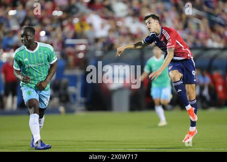 Frisco, Texas, USA. April 2024. Der Angreifer des FC Dallas PETER MUSA (9) tritt bei einer Torchance den Ball in Richtung Tor, während der YEIMAR GOMEZ ANDRADE (28) von Seattle Sounder FC beim MLS-Spiel am Samstag im Toyota Stadium in Frisco, Texas, zusieht. (Kreditbild: © Brian McLean/ZUMA Press Wire) NUR REDAKTIONELLE VERWENDUNG! Nicht für kommerzielle ZWECKE! Stockfoto