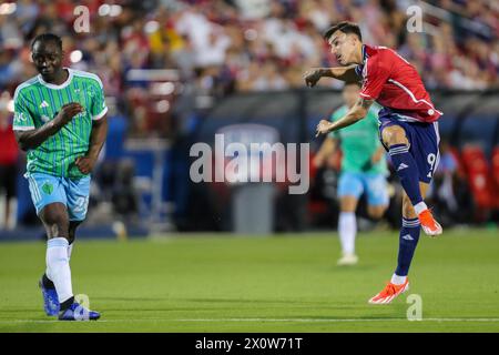 Frisco, Texas, USA. April 2024. Der Angreifer des FC Dallas PETER MUSA (9) tritt bei einer Torchance den Ball in Richtung Tor, während der YEIMAR GOMEZ ANDRADE (28) von Seattle Sounder FC beim MLS-Spiel am Samstag im Toyota Stadium in Frisco, Texas, zusieht. (Kreditbild: © Brian McLean/ZUMA Press Wire) NUR REDAKTIONELLE VERWENDUNG! Nicht für kommerzielle ZWECKE! Stockfoto