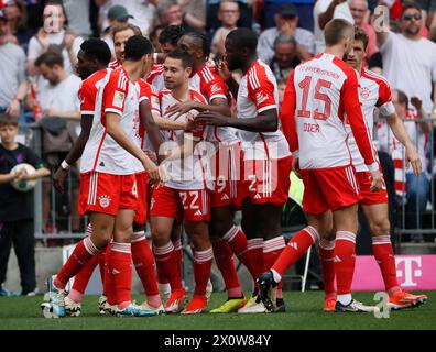 München, Deutschland. April 2024. Spieler von Bayern München feiern beim Fußball-Spiel der ersten Bundesliga zwischen Bayern München und dem FC Köln am 13. April 2024 in München. Quelle: Philippe Ruiz/Xinhua/Alamy Live News Stockfoto