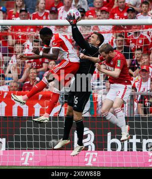 München, Deutschland. April 2024. Sven Ulreich (C), Torhüter von Bayern München, spart beim Fußball-Spiel der Bundesliga zwischen Bayern München und dem FC Köln am 13. April 2024 in München. Quelle: Philippe Ruiz/Xinhua/Alamy Live News Stockfoto