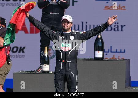 Misano Adriatico, Italien. April 2024. Antonio Felix da Costa vom TAG Heuer Porsche Formel E Team gewinnt die 6. Runde der ABB Formel E Weltmeisterschaft 2024 Misano E-Prix. Auf dem zweiten Platz steht Oliver Rowland vom Nissan Formula E Team. Dritter Platz für Jake Dennis von Andretti Formula E. (Foto: Davide Di Lalla/SOPA Images/SIPA USA) Credit: SIPA USA/Alamy Live News Stockfoto