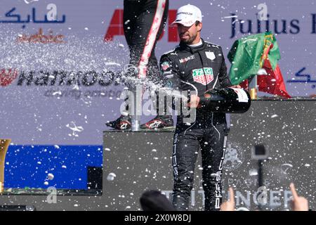 Misano Adriatico, Italien. April 2024. Antonio Felix da Costa vom TAG Heuer Porsche Formel E Team gewinnt die 6. Runde der ABB Formel E Weltmeisterschaft 2024 Misano E-Prix. Auf dem zweiten Platz steht Oliver Rowland vom Nissan Formula E Team. Dritter Platz für Jake Dennis von Andretti Formula E. (Foto: Davide Di Lalla/SOPA Images/SIPA USA) Credit: SIPA USA/Alamy Live News Stockfoto