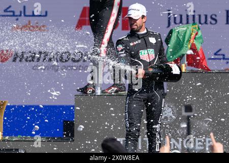 Misano Adriatico, Italien. April 2024. Antonio Felix da Costa vom TAG Heuer Porsche Formel E Team gewinnt die 6. Runde der ABB Formel E Weltmeisterschaft 2024 Misano E-Prix. Auf dem zweiten Platz steht Oliver Rowland vom Nissan Formula E Team. Dritter Platz für Jake Dennis von Andretti Formula E. Credit: SOPA Images Limited/Alamy Live News Stockfoto