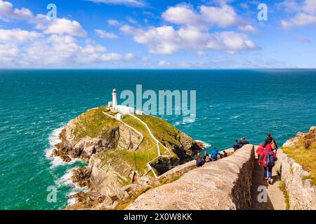 Touristen im South Stack Lighthouse, Anglesey, Nordwales. Sky hinzugefügt. Stockfoto