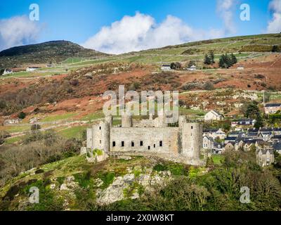 14. April 2023: Harlech, Gwynedd, Wales – Blick auf Harlech Castle von den Sanddünen hinter dem Strand im frühen Frühjahr. Stockfoto