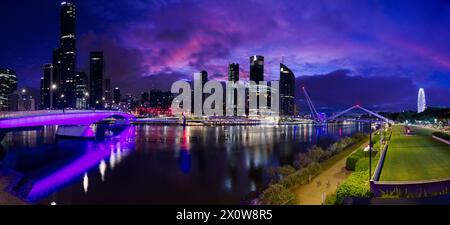 Brisbane City und River at Dawn mit Victoria Bridge, Neville Bonner Bridge und dem Rad von Brisbane in der Szene Stockfoto