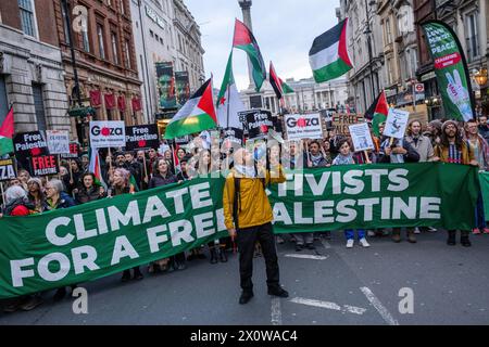 London, Großbritannien. Februar 2024. Klimaaktivisten halten während des demonstrationsmarsches für Palästina ein Banner, Plakate und palästinensische Fahnen. Tausende von Menschen nehmen an dem jüngsten Nationalmarsch für Palästina in Zentral-London Teil, in dem Israel aufgefordert wird, einen sofortigen Waffenstillstand in Gaza umzusetzen. (Credit Image: © James Willoughby/SOPA Images via ZUMA Press Wire) NUR REDAKTIONELLE VERWENDUNG! Nicht für kommerzielle ZWECKE! Stockfoto