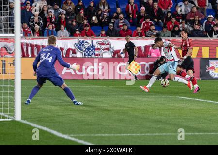 Harrison, USA. April 2024. Dante Vanzeir (13) von Red Bulls kontrolliert den Ball während des regulären Saisonspiels der MLS gegen Chicago Fire FC in der Red Bull Arena in Harrison, NJ am 13. April 2024. Das Spiel endete mit einem torlosen Unentschieden. (Foto: Lev Radin/SIPA USA) Credit: SIPA USA/Alamy Live News Stockfoto