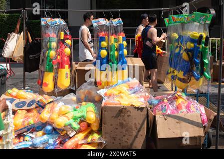 Bangkok, Thailand. April 2024. Geschäfte verkaufen Wasserpistolen für Touristen, die sie beim Songkran Festival an der Silom Road am 13. April 2024 benutzen können. In Bangkok, thailand. (Kreditbild: © Teera Noisakran/Pacific Press via ZUMA Press Wire) NUR REDAKTIONELLE VERWENDUNG! Nicht für kommerzielle ZWECKE! Stockfoto