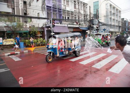 Bangkok, Thailand. April 2024. Touristen, die im TUK-TUK Thailand Bus fahren und Spaß beim Songkran Festival auf der Demokratien Straße am 13. April 2024 haben. In Bangkok. (Kreditbild: © Teera Noisakran/Pacific Press via ZUMA Press Wire) NUR REDAKTIONELLE VERWENDUNG! Nicht für kommerzielle ZWECKE! Stockfoto