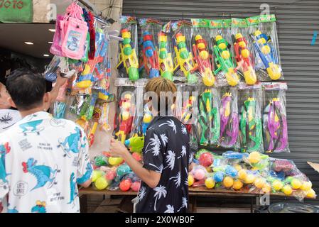 Bangkok, Thailand. April 2024. Geschäfte verkaufen Wasserpistolen für Touristen, die sie beim Songkran Festival an der Silom Road am 13. April 2024 benutzen können. In Bangkok, thailand. (Kreditbild: © Teera Noisakran/Pacific Press via ZUMA Press Wire) NUR REDAKTIONELLE VERWENDUNG! Nicht für kommerzielle ZWECKE! Stockfoto