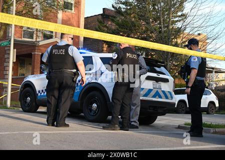 Polizisten des Chicagoer Polizeidezernats eilen zum Tatort eines 20-jährigen Mannes, der tödlich erschossen wurde. Gegen 17:19 Uhr am Samstag im Block 7700 von S. Union stand ein 20-jähriges männliches Opfer auf dem Bürgersteig, als zwei unbekannte männliche Verdächtige mehrere Schüsse in Richtung des Opfers abfeuerten. Das Opfer erlitt eine Schusswunde in den unteren Rücken, die Verdächtigen flohen zu Fuß und stiegen in ein silbernes Fahrzeug, bevor sie vom Tatort flohen. Das Opfer wurde in das Krankenhaus der Universität Chicago gebracht und im Krankenhaus für tot erklärt. Es gibt keinen SUS Stockfoto