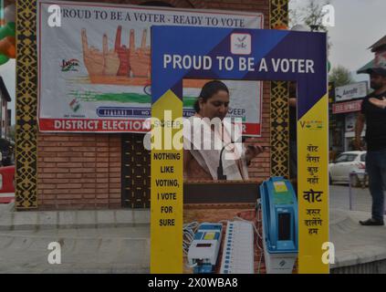 Srinagar, Indien. April 2024. Ein Regierungsbeamter spricht während einer Veranstaltung, um das Bewusstsein der Menschen für die bevorstehenden Parlamentswahlen in Srinagar, der Sommerhauptstadt des indischen Kaschmirs, zu schärfen. Die Parlamentswahlen in Indien werden in sieben Phasen zwischen dem 19. April und dem 1. Juni 2024 stattfinden. Alle fünf Jahre finden Wahlen für Indiens 545-köpfiges Unterhaus statt, oder Lok Sabha. (Foto von Mubashir Hassan/Pacific Press) Credit: Pacific Press Media Production Corp./Alamy Live News Stockfoto