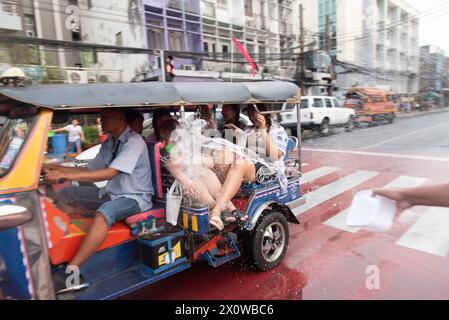 Bangkok, Thailand. April 2024. Touristen, die im TUK-TUK Thailand Bus fahren und Spaß beim Songkran Festival auf der Demokratien Straße am 13. April 2024 haben. In Bangkok. (Kreditbild: © Teera Noisakran/Pacific Press via ZUMA Press Wire) NUR REDAKTIONELLE VERWENDUNG! Nicht für kommerzielle ZWECKE! Stockfoto