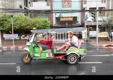 Bangkok, Thailand. April 2024. Touristen, die im TUK-TUK Thailand Bus fahren und Spaß beim Songkran Festival auf der Demokratien Straße am 13. April 2024 haben. In Bangkok. (Kreditbild: © Teera Noisakran/Pacific Press via ZUMA Press Wire) NUR REDAKTIONELLE VERWENDUNG! Nicht für kommerzielle ZWECKE! Stockfoto