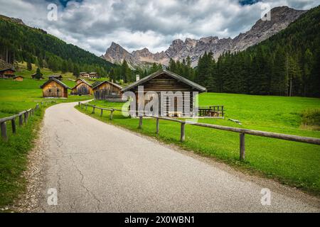 Malerischer Blick auf das San Nicolo Tal mit Gärten, Holzhütten und bewundernswerten hohen Bergen im Hintergrund, Dolomiten, Italien, Europa Stockfoto