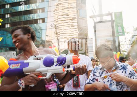 Songkran weltgrößtes Wasserfestival. Die Menschen reisen zu den beliebtesten Wasserkämpfen mit Wasserpistolen auf Songkran an der Silom Road, Bangkok, Thailand Stockfoto