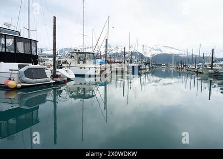 Alaska Marina mit Dockbooten und schneebedeckten Bergen Stockfoto