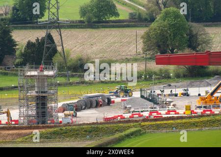 Wendover Dean, Großbritannien. April 2024. HS2 bauen das 450 m lange Wendover Dean Viadukt (im Bild) in Wendover Dean, Buckinghamshire bei Great Missenden mit 38 Stahlträgern. Das halbe Kilometer lange Viadukt wird die erste große Eisenbahnbrücke im Vereinigten Königreich sein, die mit einer „Doppelverbundkonstruktion“ gebaut wird. Die HS2-Werke bedeuteten die Zerstörung eines großen Stück alten Waldes im nahegelegenen Jones Hill Wood. Außerdem wurden landwirtschaftliche Flächen vorübergehend oder obligatorisch erworben, für die einige Pachtlandwirte noch keine Entschädigung von HS2 erhalten haben. Quelle: Maureen McLean/Alamy Live News Stockfoto