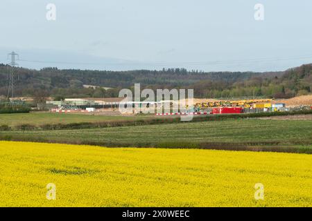 Wendover Dean, Großbritannien. April 2024. Eine HS2-Baustelle. HS2 bauen das 450 m lange Wendover Dean Viadukt in Wendover Dean, Buckinghamshire bei Great Missenden mit 38 Stahlträgern. Das halbe Kilometer lange Viadukt wird die erste große Eisenbahnbrücke im Vereinigten Königreich sein, die mit einer „Doppelverbundkonstruktion“ gebaut wird. Die HS2-Werke bedeuteten die Zerstörung eines großen Stück alten Waldes im nahegelegenen Jones Hill Wood. Außerdem wurden landwirtschaftliche Flächen vorübergehend oder obligatorisch erworben, für die einige Pachtlandwirte noch keine Entschädigung von HS2 erhalten haben. Kredit: Maureen McLean/Ala Stockfoto