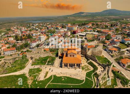 Blick auf die Hagia Sophia Moschee, die antike Moschee Enez (Ainos) Fatih Moschee, erbaut im 12. Jahrhundert und 1455 in eine Moschee umgewandelt, und Enez (Ainos) Stockfoto