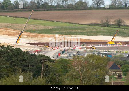 Wendover Dean, Großbritannien. April 2024. HS2 bauen das 450 m lange Wendover Dean Viadukt (im Bild) in Wendover Dean, Buckinghamshire bei Great Missenden mit 38 Stahlträgern. Das halbe Kilometer lange Viadukt wird die erste große Eisenbahnbrücke im Vereinigten Königreich sein, die mit einer „Doppelverbundkonstruktion“ gebaut wird. Die HS2-Werke bedeuteten die Zerstörung eines großen Stück alten Waldes im nahegelegenen Jones Hill Wood. Außerdem wurden landwirtschaftliche Flächen vorübergehend oder obligatorisch erworben, für die einige Pachtlandwirte noch keine Entschädigung von HS2 erhalten haben. Quelle: Maureen McLean/Alamy Live News Stockfoto