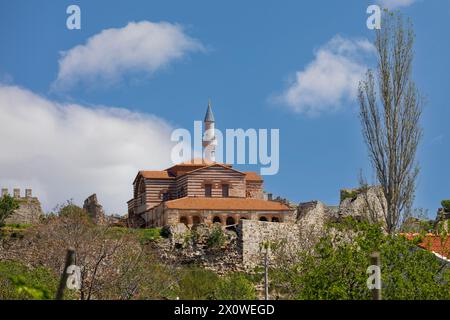 Blick auf die Hagia Sophia Moschee, die antike Moschee Enez (Ainos) Fatih Moschee, erbaut im 12. Jahrhundert und 1455 in eine Moschee umgewandelt, und Enez (Ainos) Stockfoto