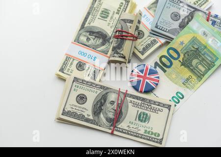 Bargeld aus der Nähe, Draufsicht. Ein Bündel von 100 Dollarscheinen liegt auf einem Stapel Banknoten verschiedener Länder (Dollar, Euro, Rubel). Stockfoto