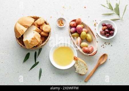 Grüne, schwarze Oliven und Olivenöl in einer Schüssel. Flatlay-Konzept. Bursa. Türkei Stockfoto