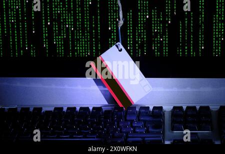 Daten-Phishing, angehakte Kreditkarte auf dem Computerbildschirm mit fiktivem Online-Banking-Hacking-Code, freier Kopierraum Stockfoto