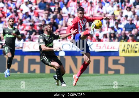 Madrid, Spanien. April 2024. Alvaro Morata (R) von Atletico de Madrid streitet mit David Lopez von Girona während eines Fußballspiels der La Liga zwischen Atletico de Madrid und Girona FC am 13. April 2024 in Madrid, Spanien. Gustavo Valiente/Xinhua/Alamy Live News Stockfoto