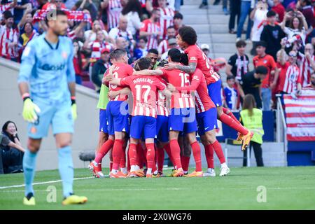 Madrid, Spanien. April 2024. Die Spieler von Atletico de Madrid feiern ein Tor während eines Fußballspiels der La Liga zwischen Atletico de Madrid und Girona FC in Madrid, Spanien, am 13. April 2024. Gustavo Valiente/Xinhua/Alamy Live News Stockfoto