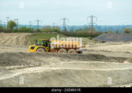 Wendover, Großbritannien. April 2024. HS2 Construction arbeitet in Wendover, Buckinghamshire für die High Speed Rail von London nach Birmingham. Ein Großteil der ehemaligen Landschaft ist nicht erkennbar. Quelle: Maureen McLean/Alamy Live News Stockfoto